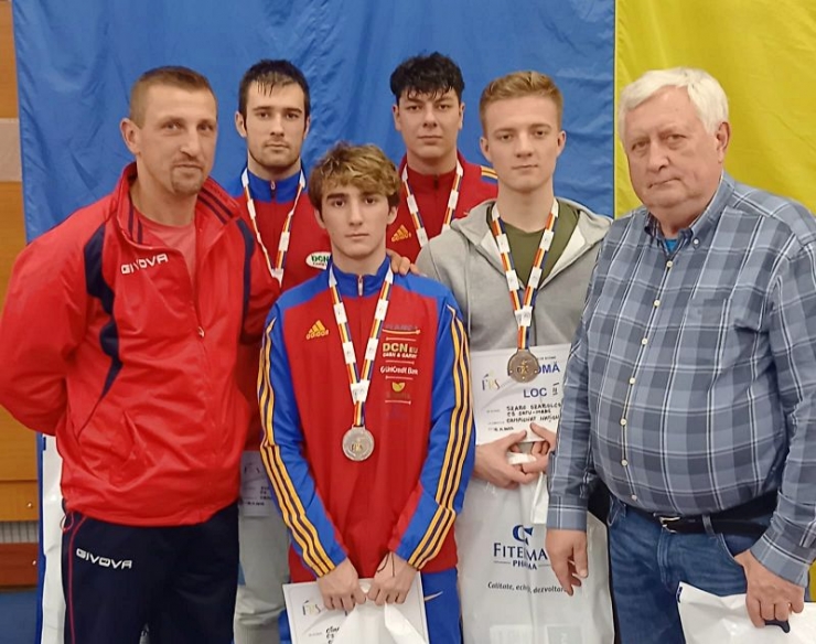 Scrimă | Băieții de la CS Satu Mare au câștigat medaliile de argint în întrecerea juniorilor la spadă